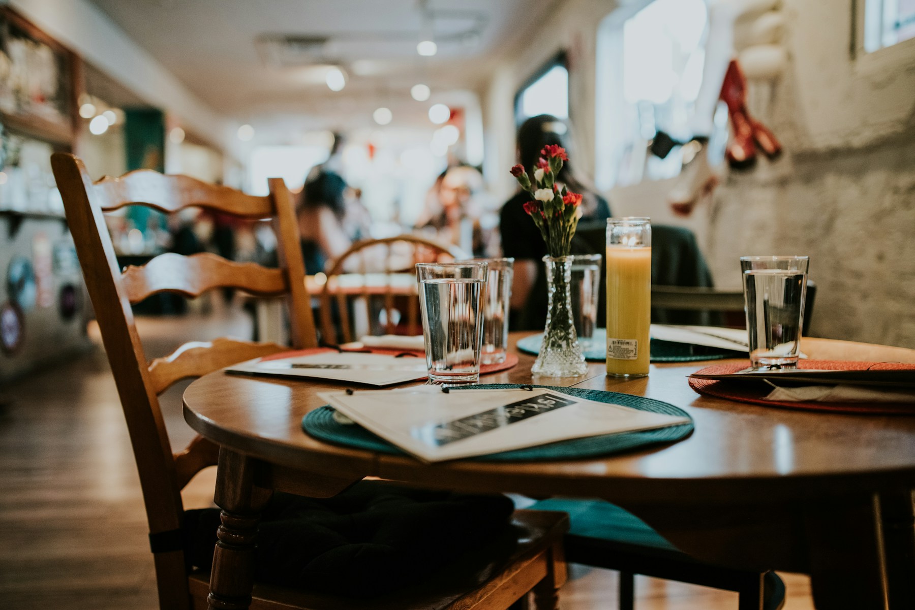 Mit Gläsern eingedeckter Restauranttisch, bereit für Gäste